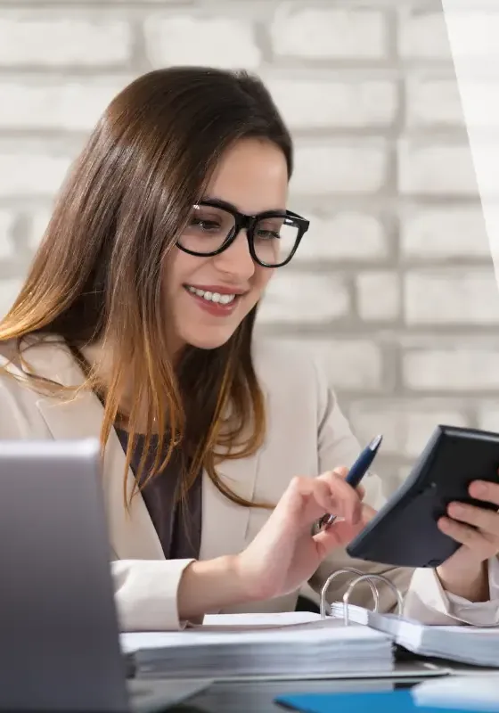 Contadora atendendo cliente com calculadora